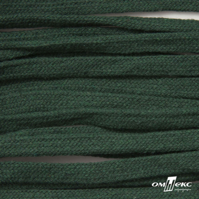 Шнур плетеный d-8 мм плоский, 70% хлопок 30% полиэстер, уп.85+/-1 м, цв.1016-т.зеленый - купить в Новокузнецке. Цена: 742.50 руб.